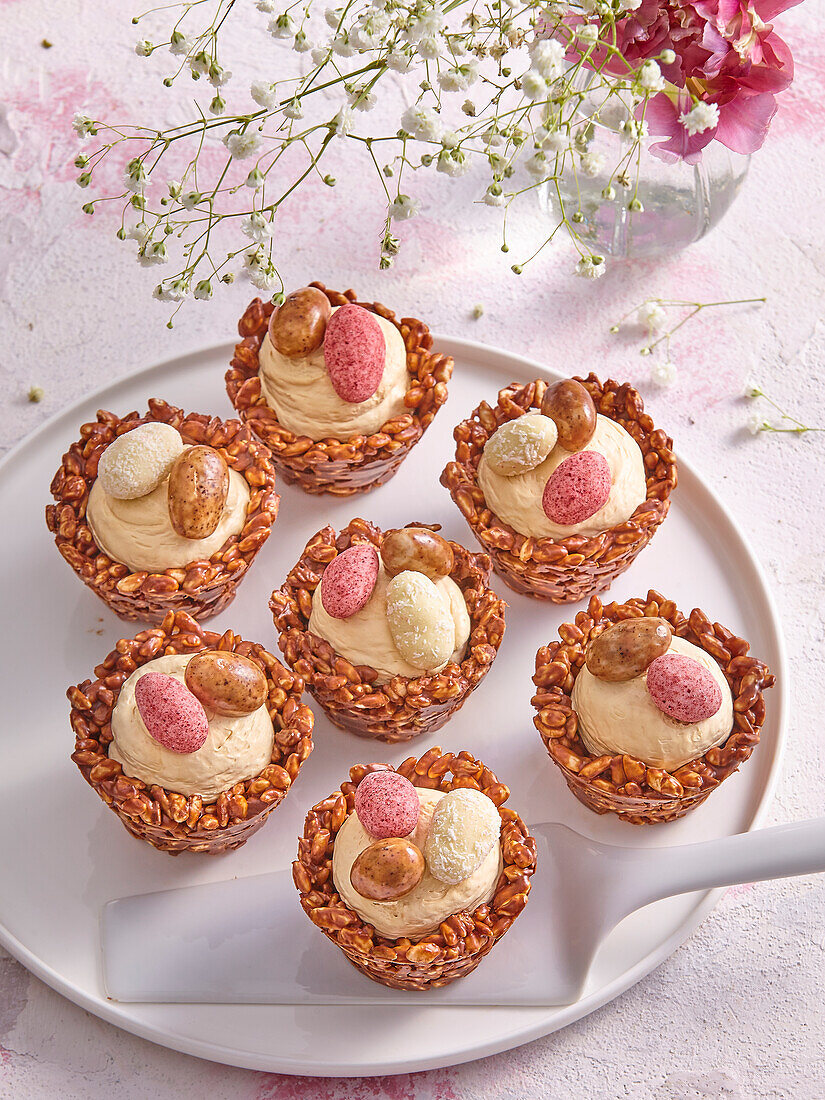 Puff pastry nests with caramel cream
