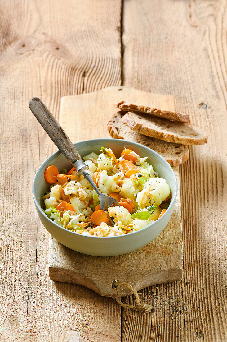 Cauliflower salad with carrots and almonds