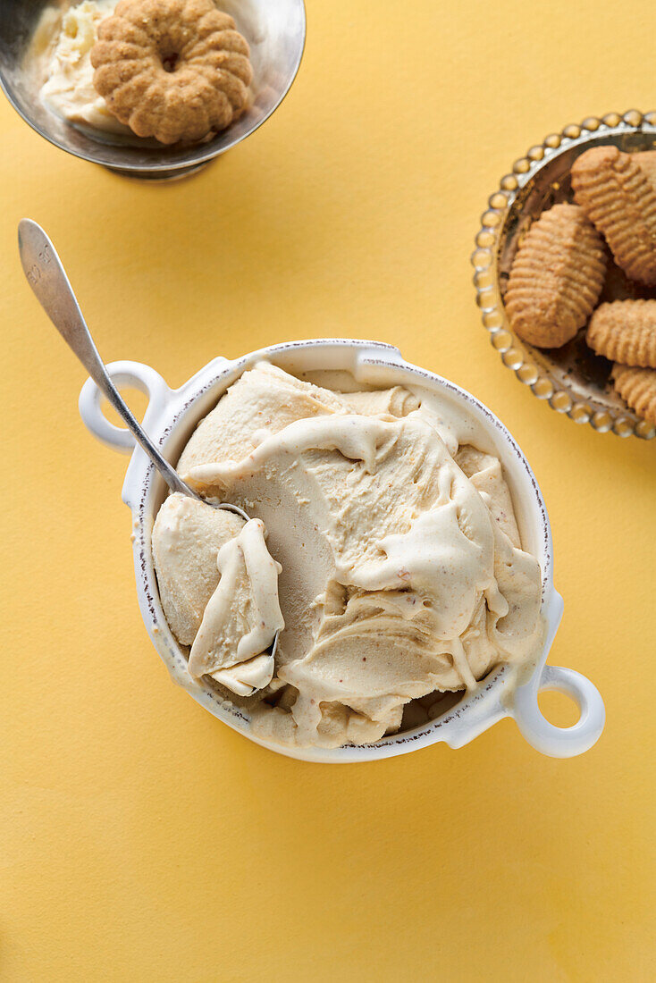 Zabaione ice cream with Marsala and coffee cookies