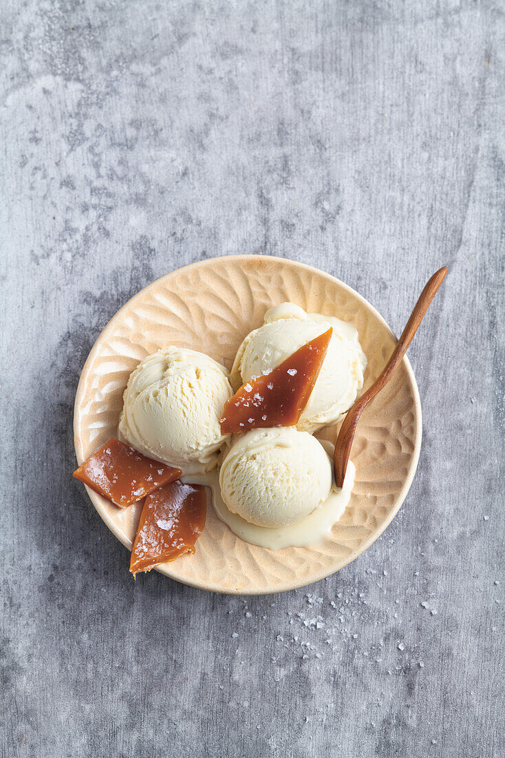 Cashew ice cream with salted caramel