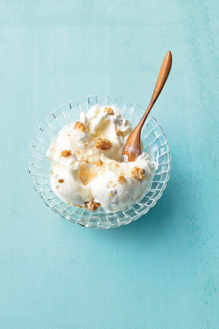 Yogurt ice cream with honey and walnuts