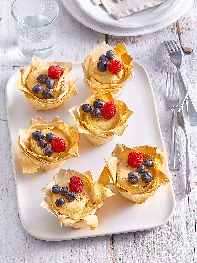 Sweet phyllo cups with vanilla pudding and fruit
