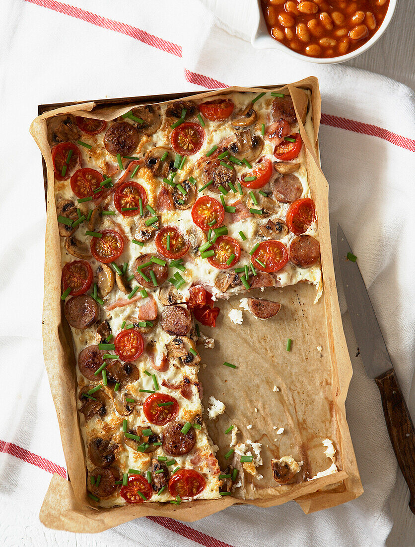 Englische Frittata mit Wurst, Pilzen und Tomaten dazu Smoked Beans