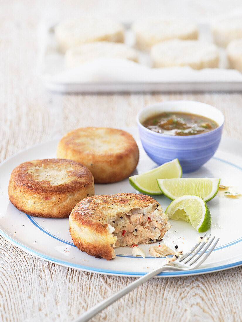 Würzige Fischfrikadellen mit Mango-Dip