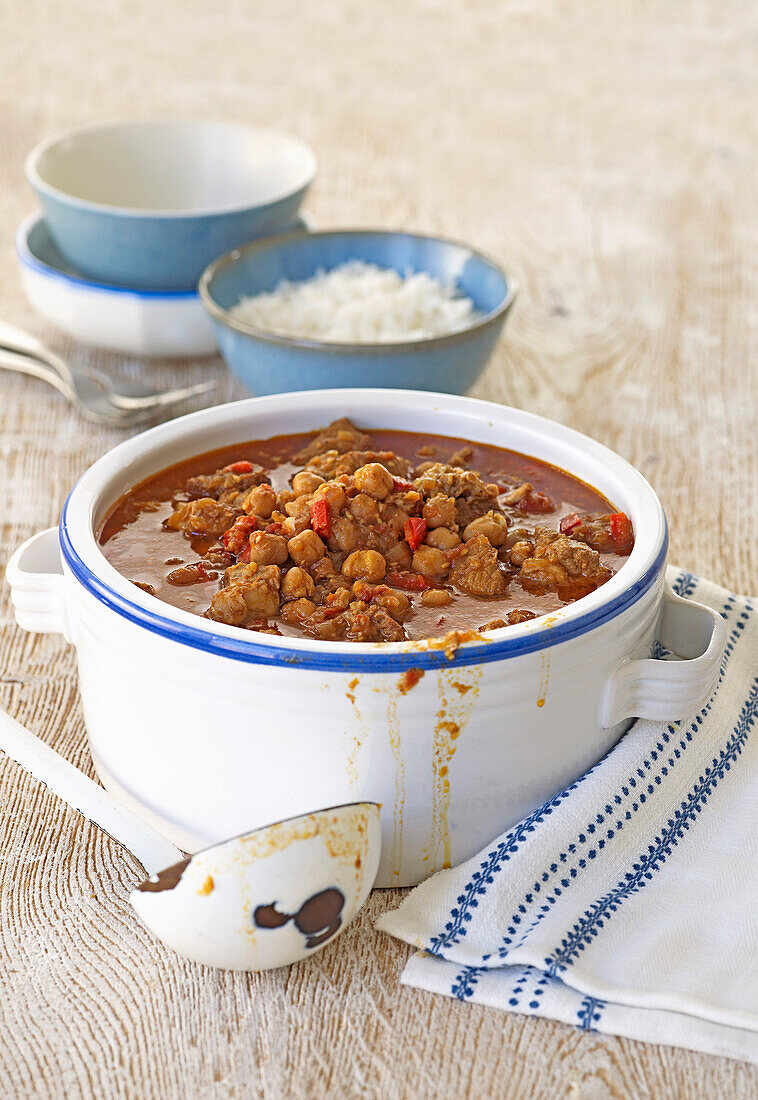 Schweinefleisch-Kichererbsen-Curry mit Chili