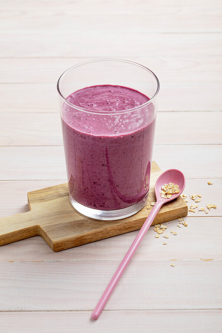 Blaubeer-Shake mit Quark und Haferflocken