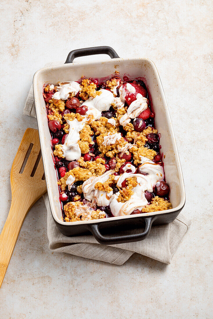 Rote-Grütze-Crumble mit Haferflocken