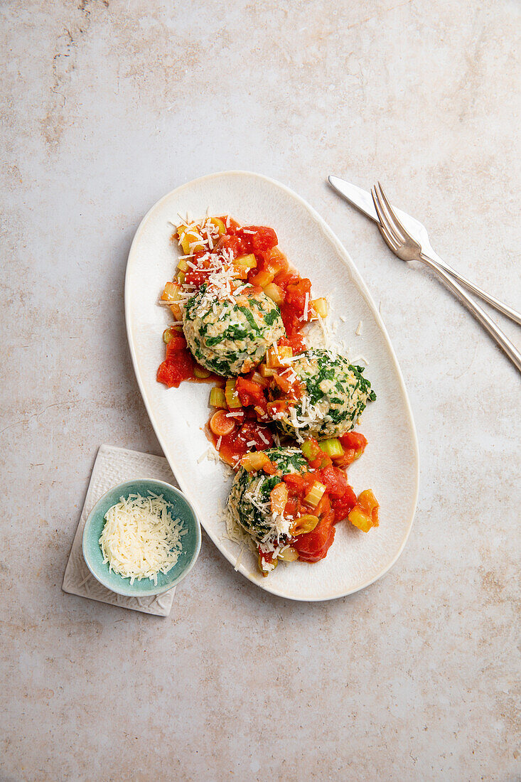 Spinach-oatmeal dumplings with tomato sauce