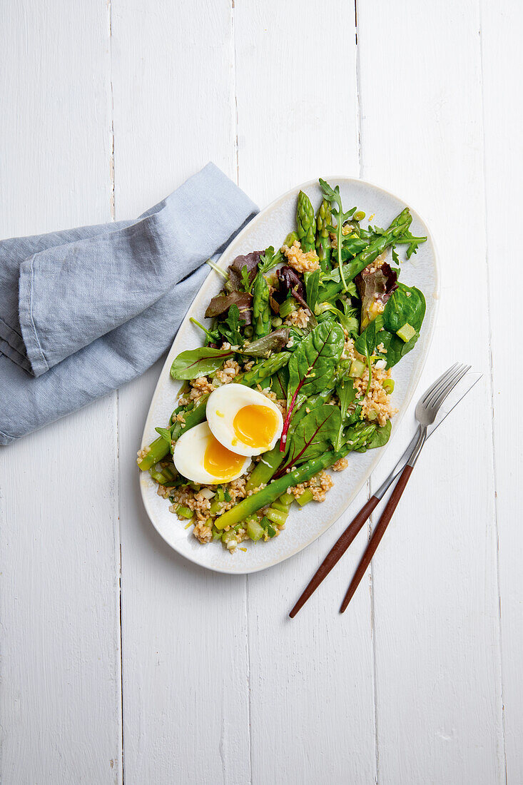 Spargelsalat mit Hafergrütze und Ei