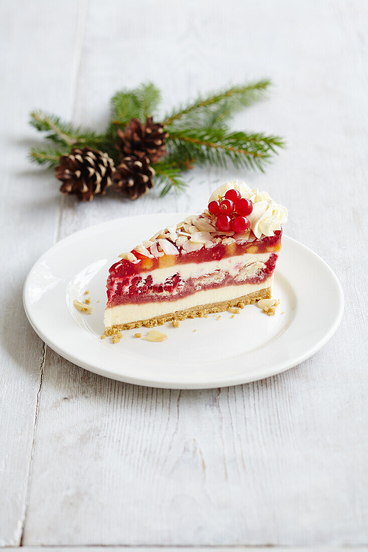 Weihnachtlicher Käsekuchen mit Beeren und Pfirsichen