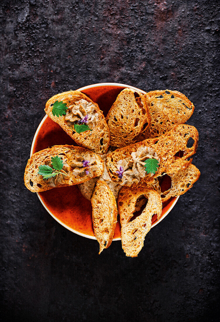 Crostini mit Hühnerlebercreme, Kapern, Vin Santo und Apfelsaft