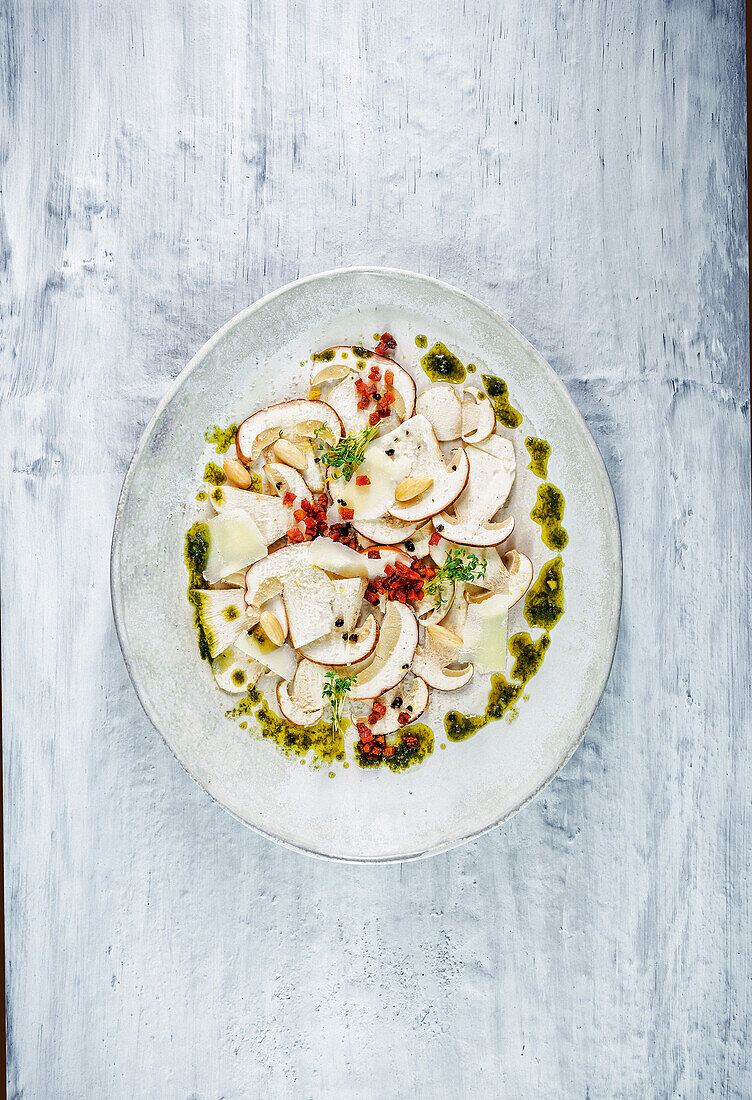 Steinpilzcarpaccio mit Kresse, Pesto und geröstetem Speck