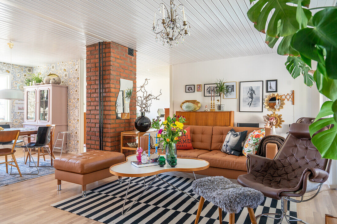 Living room with fireplace, striped carpet and furniture mix