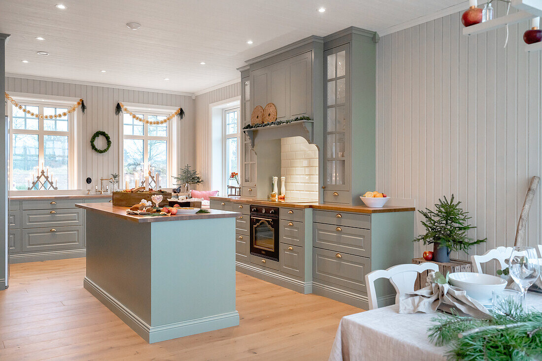 Country-style kitchen with central kitchen island and Christmas decorations