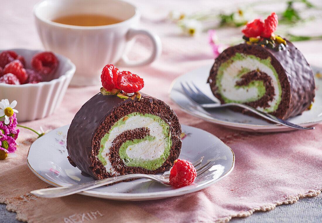 Schokoladenkuchenrolle mit Pistaziencreme