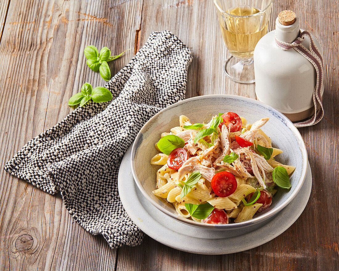 Hähnchen-Nudelsalat mit Kirschtomaten und Basilikum