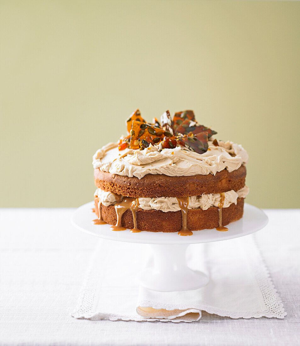 Dulce de Leche-Kuchen mit Kürbiskernkrokant