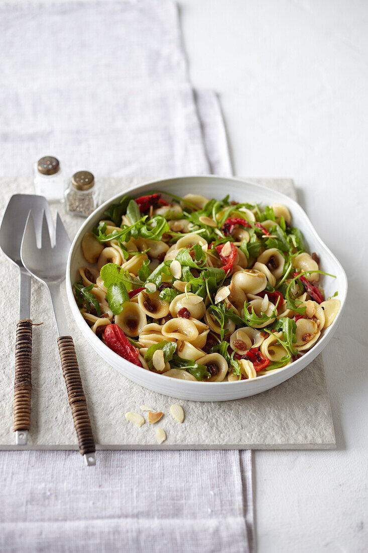 Orecchiette mit Paprika, Rosinen und Mandeln