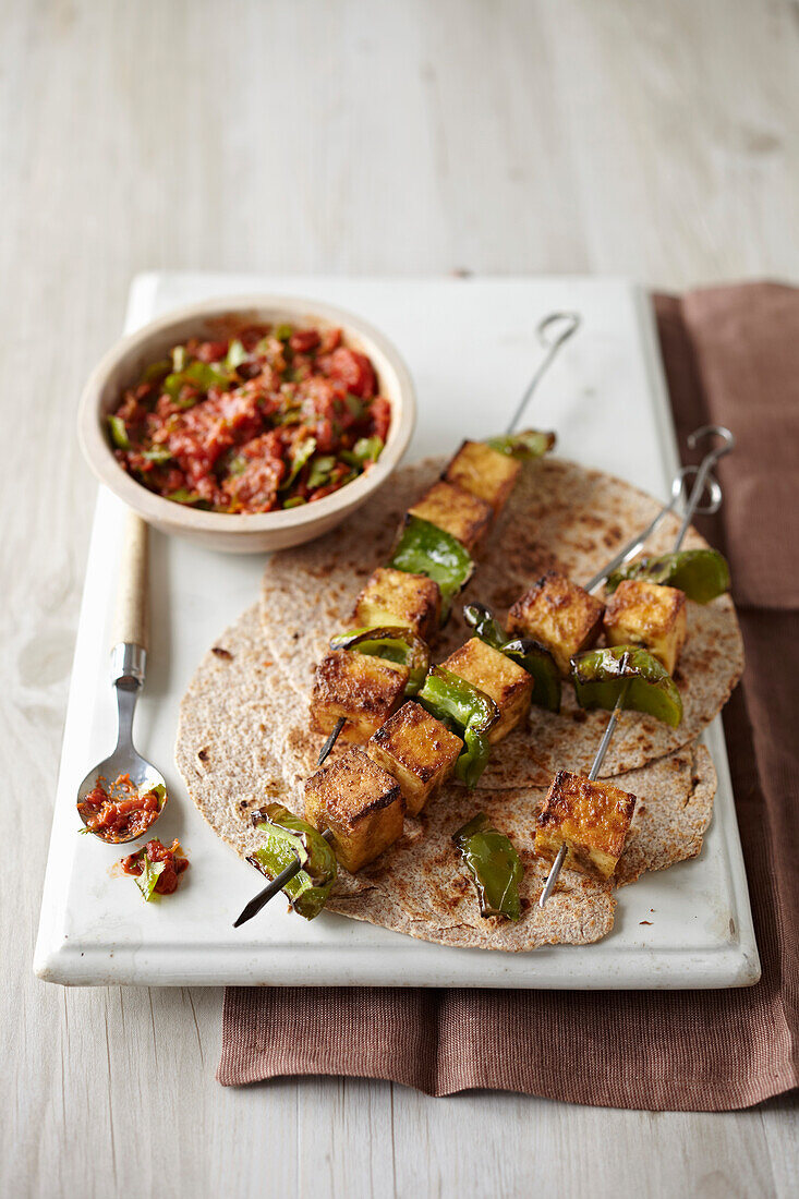 Gewürzte Paneerspieße mit grüner Chilisauce