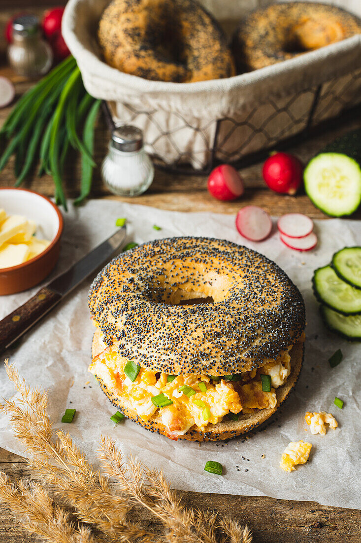 Mohnbagel mit Rührei