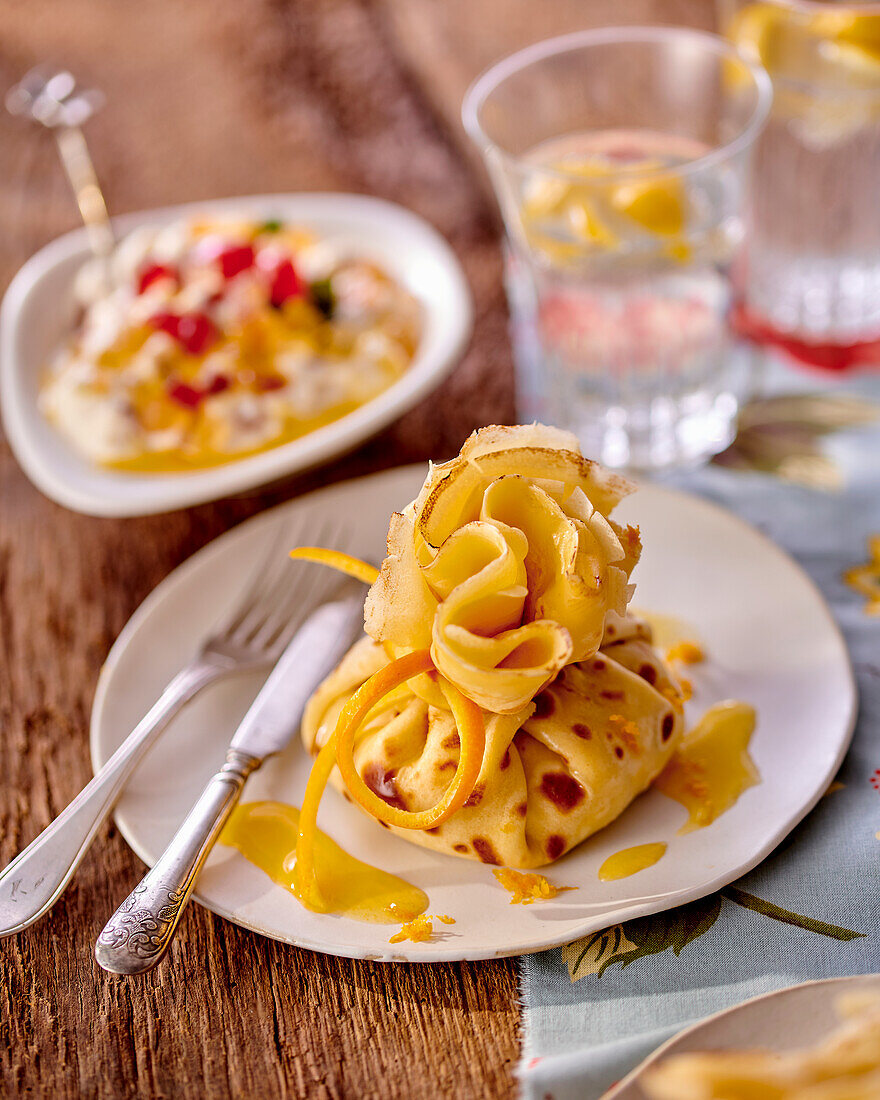 Crepes Aumonieres (Crepes-Säckchen) mit Ricotta und kandierten Früchten