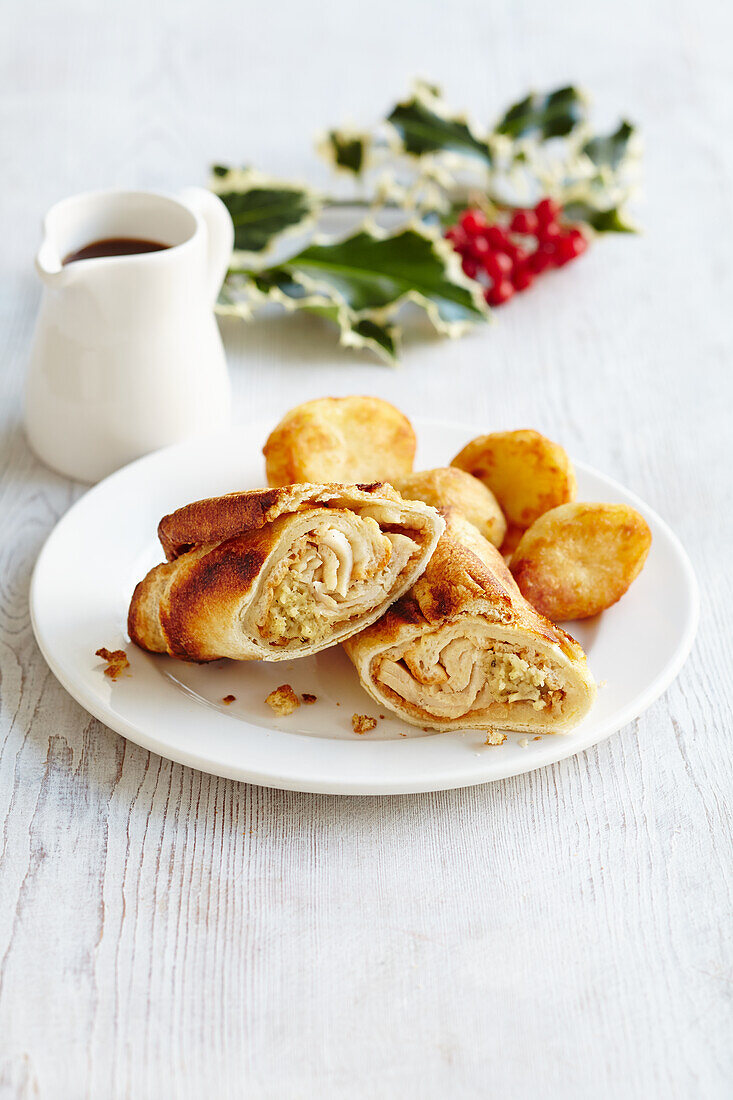 Yorkshire-Pudding-Wraps mit Rosenkohl, Kartoffelpüree und Pute, dazu Bratkartoffeln und Soße