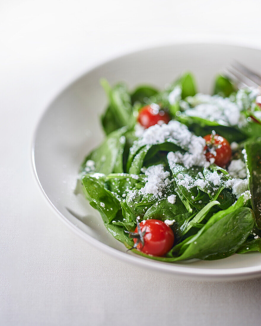 Spinatsalat mit Kirschtomaten und Parmesan