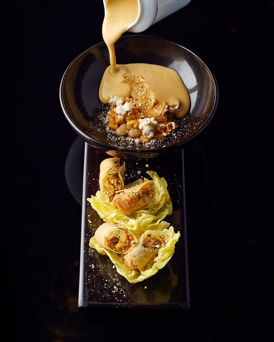 Hausgemachte Veloute mit Frühlingsröllchen