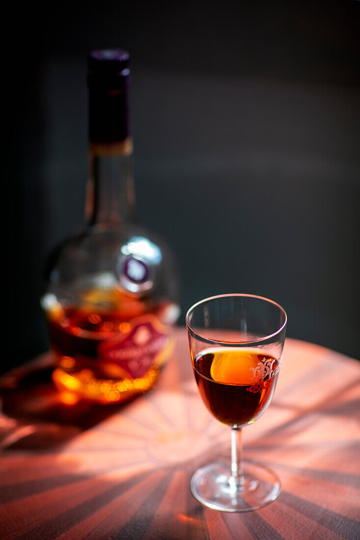 Cognac in einem gravierten Glas