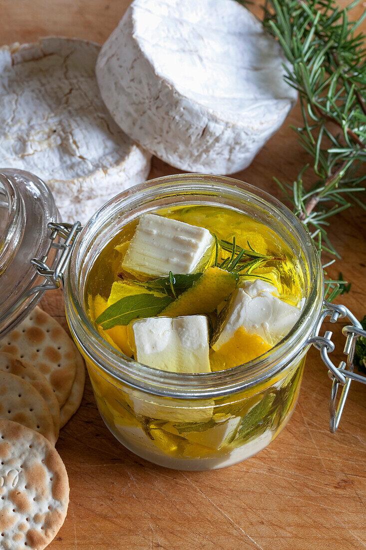 Eingelegte Feta mit Zitrone und Kräutern