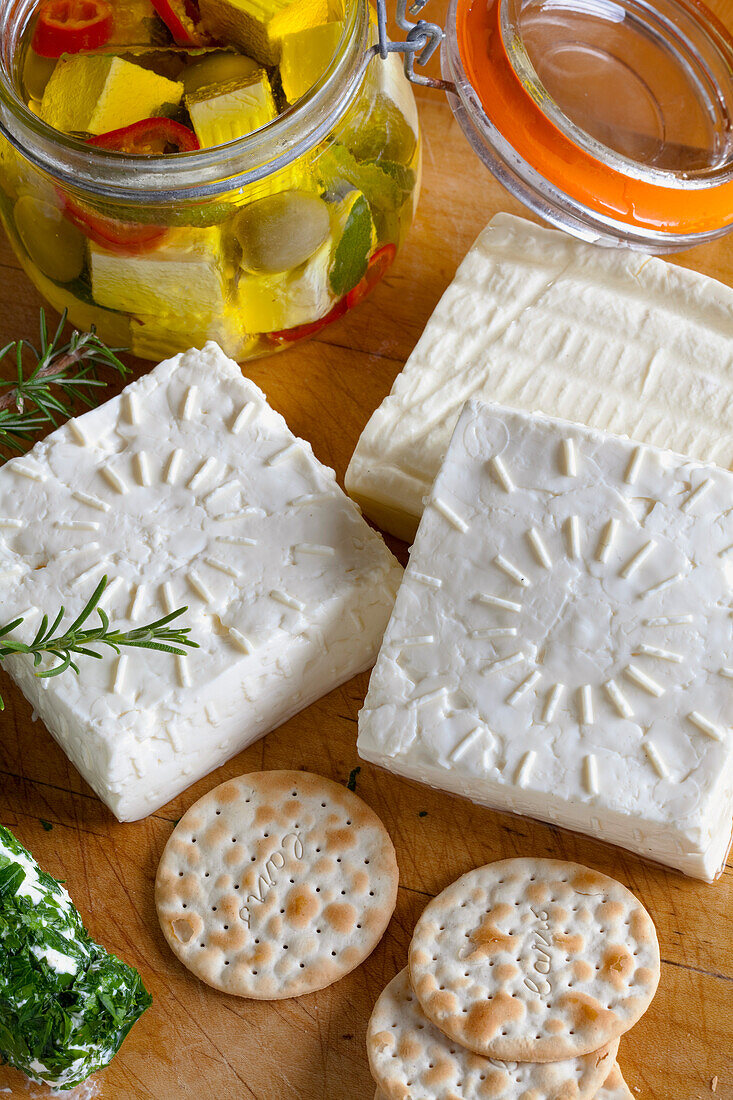 Feta-Quadrate, Cracker und eingelegter Käse
