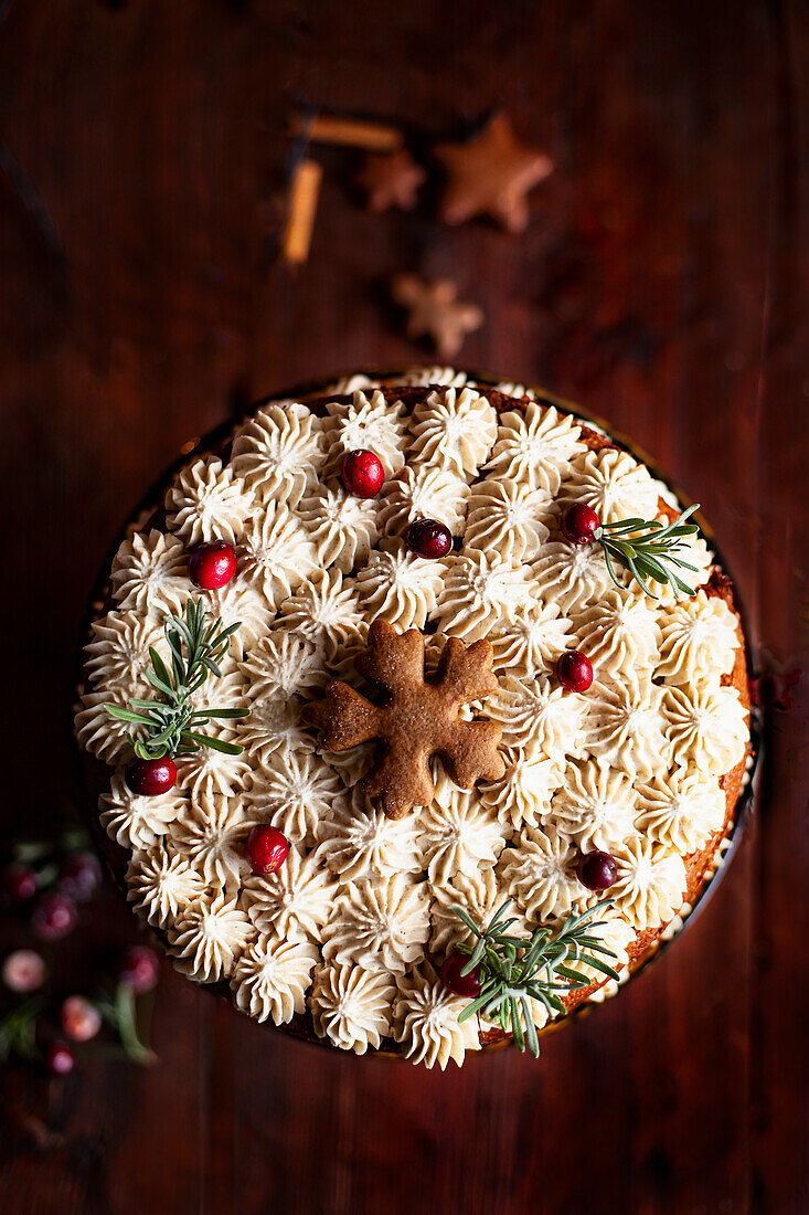 Weihnachtstorte mit Vanillecreme und Cranberries