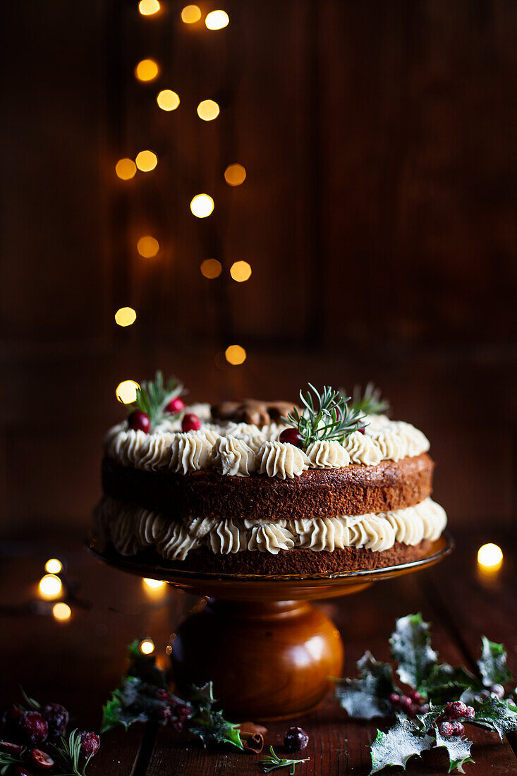 Christmas cake with vanilla cream and cranberries