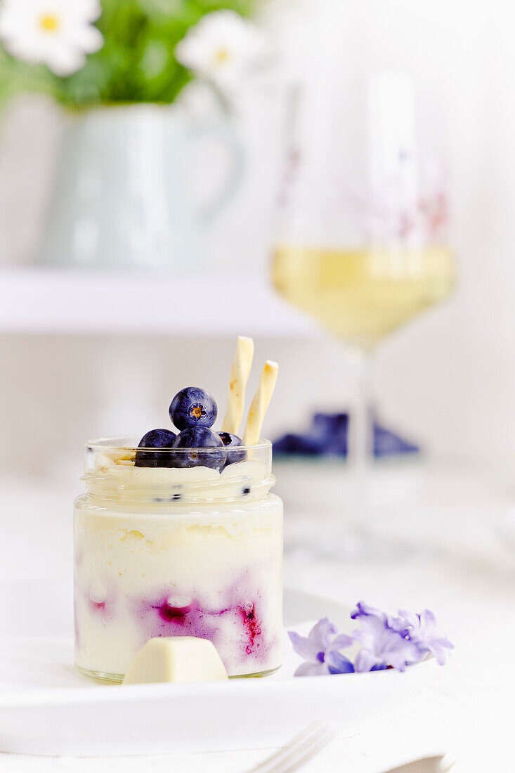 Käsekuchen im Glas mit frischen Blaubeeren