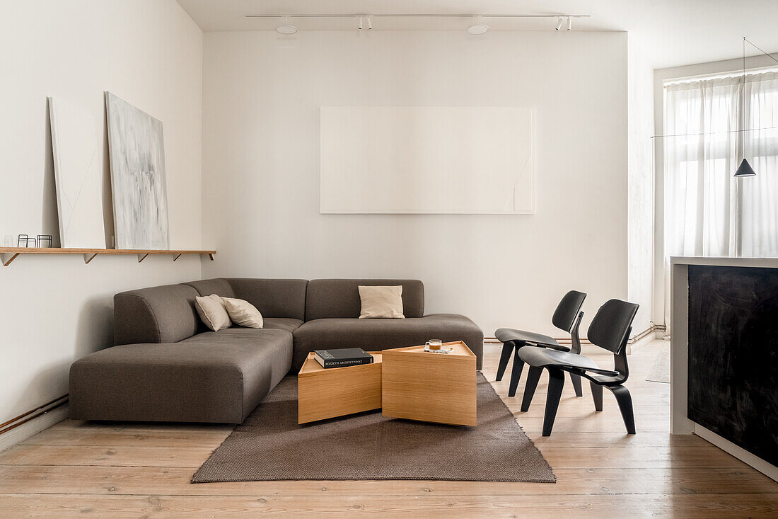 Minimalistisches Wohnzimmer mit Ecksofa und Holzmöbeln