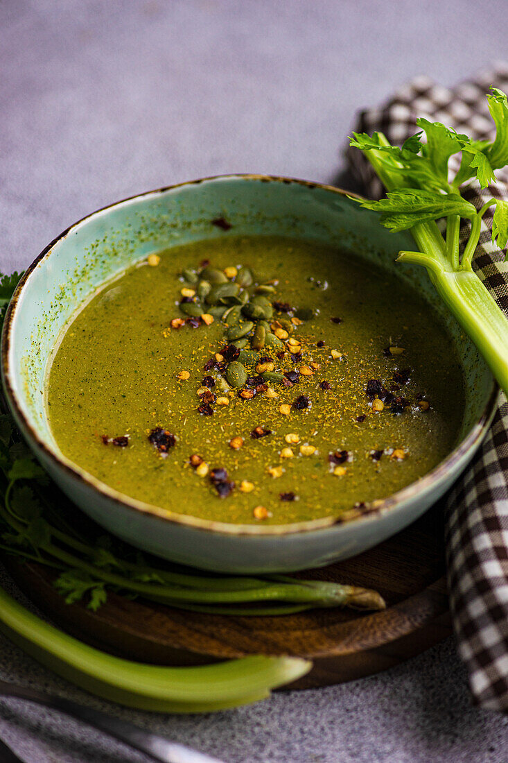 Selleriecremesuppe mit Kürbiskernen