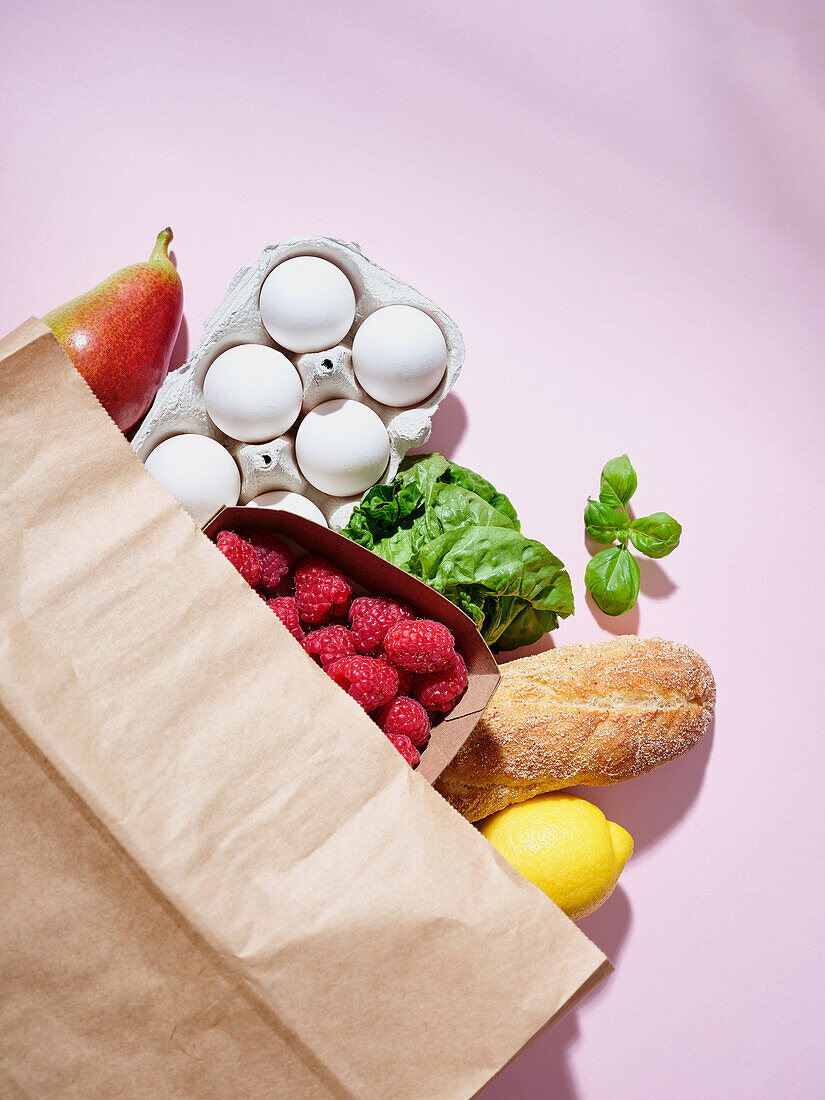 Einkaufstüte aus Papier mit Bio-Lebensmitteln