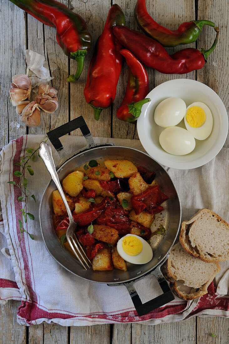 Geröstete Paprika mit Kartoffeln und Eiern