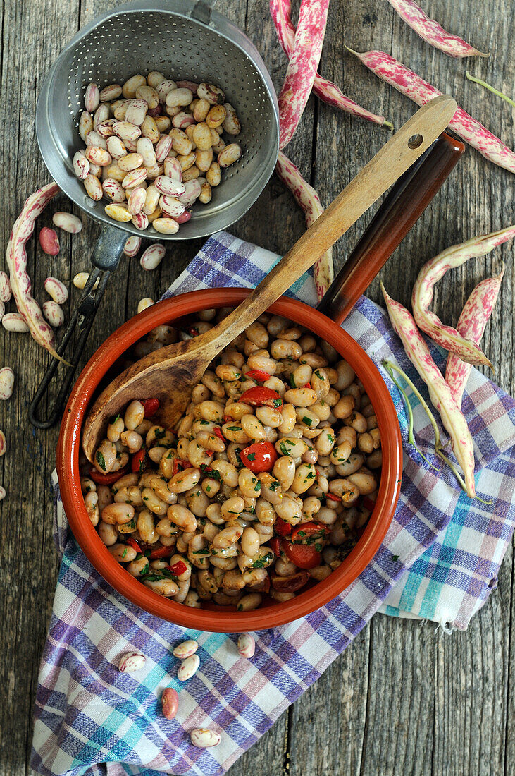 Borlotti-Bohnensalat mit Tomaten und gemischten Kräutern (Italien)