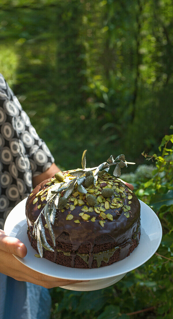 Schokoladenkuchen mit Marzipanoliven
