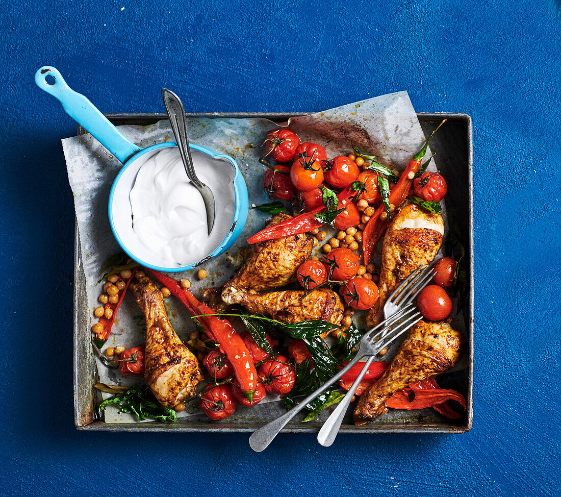 Gebratenes Hähnchen mit Kichererbsen und Tomaten