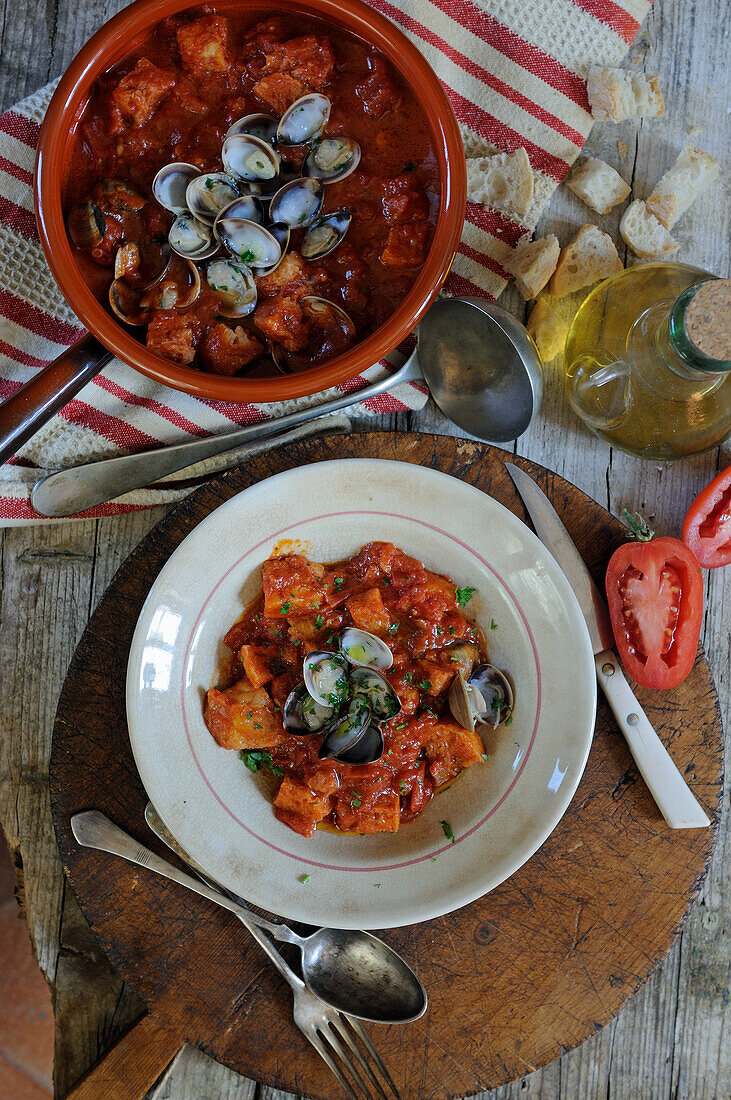 Papa col pomodoro (Toskanische Brotsuppe) mit frischen Muscheln