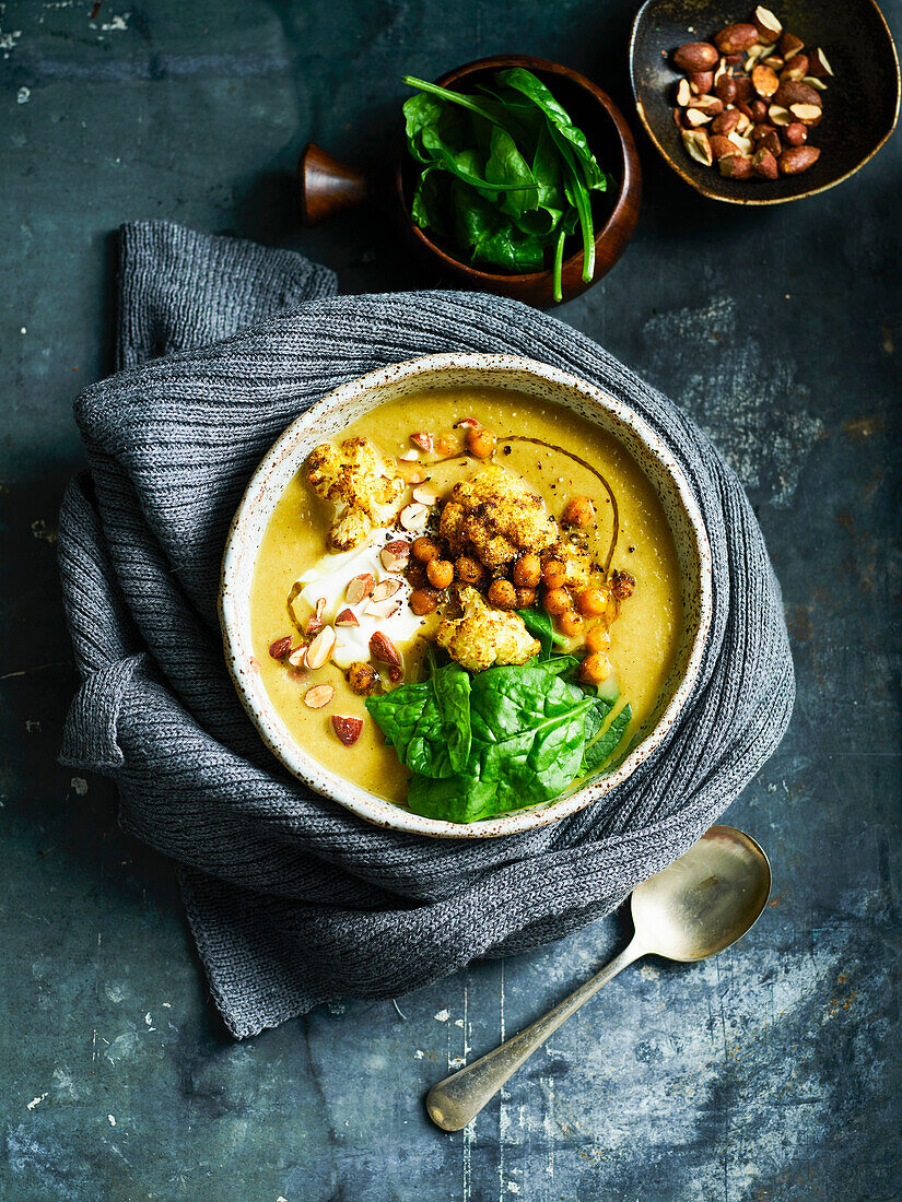 Curry-Blumenkohl-Suppe mit Kichererbsen