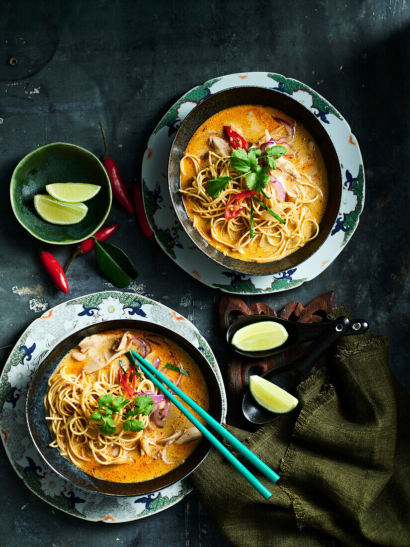 Asiatische Nudelsuppe mit Huhn und Zitronengras