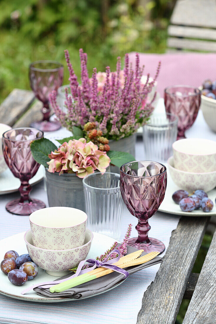 Herbstlich gedeckter Tisch im Garten