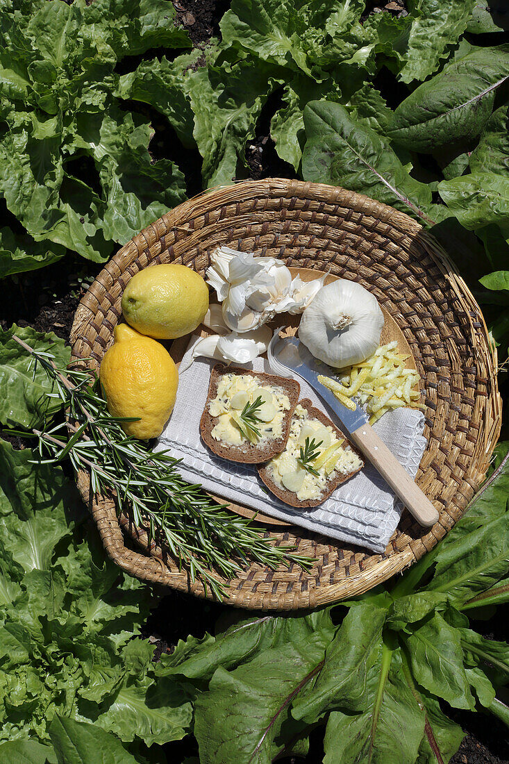 Herb butter with garlic strengthens the immune system