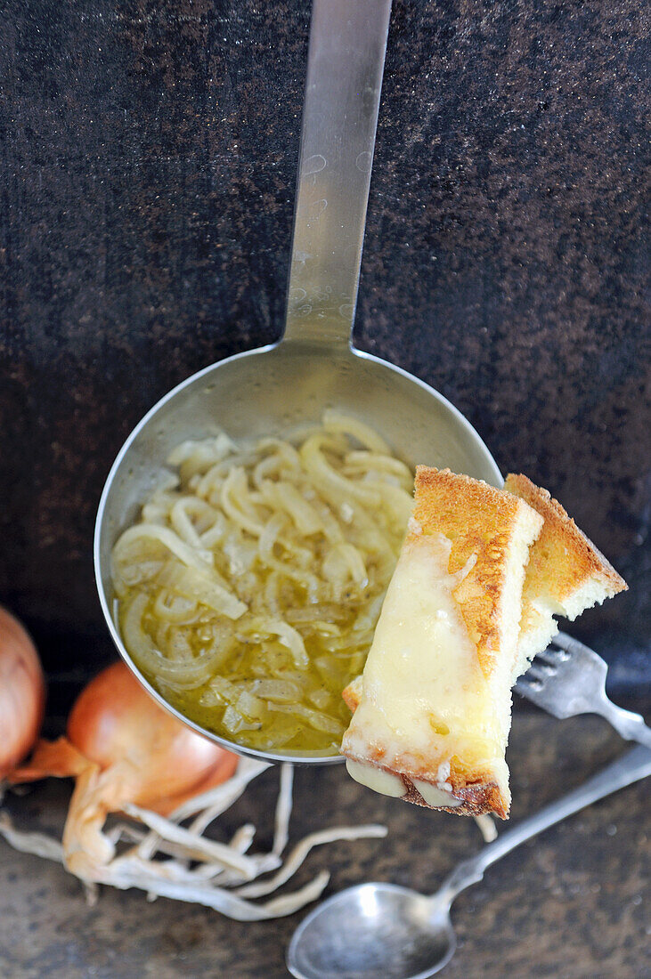 Zwiebelsuppe mit Käsetoast