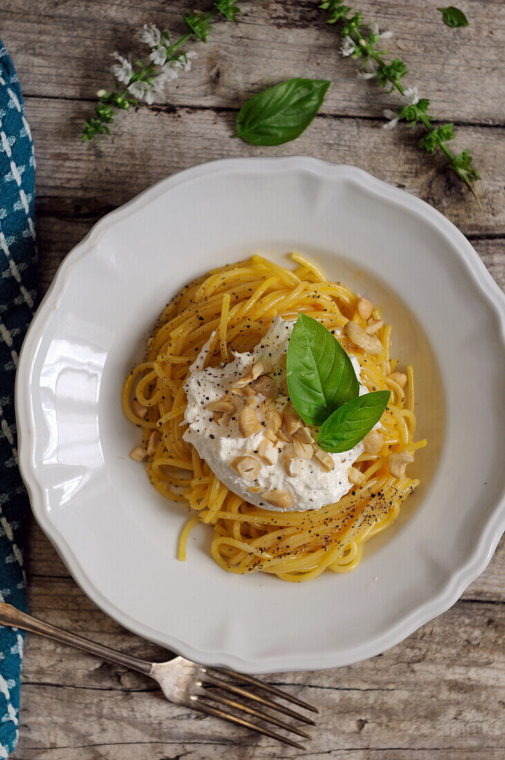 Spaghetti mit Burrata, Nüssen und Basilikum