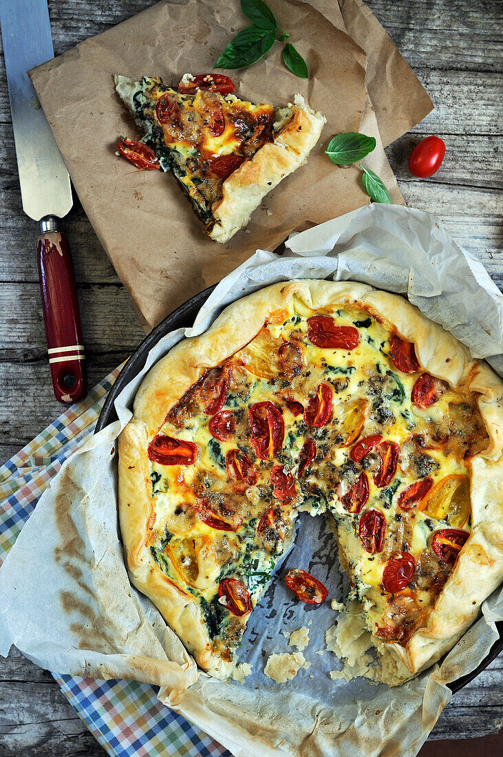 Herzhafter Kuchen mit gerösteten Tomaten, Käse und Basilikum