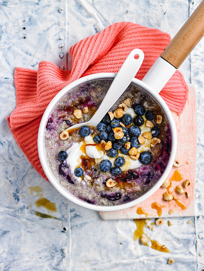 Wärmender Quinoa-Porridge mit Blaubeeren